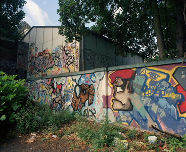 805600 Afbeelding van de graffiti op het achterterrein van de voormalige Autocentrale Utrecht (Boothstraat 4) te Utrecht.